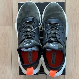 Steve Maddens Isles Camo Sneakers size 10.5 men’s